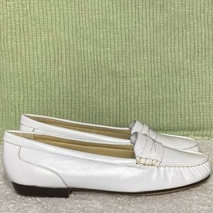 Trotters Womens White Leather Slip On Loafer Casual Shoes - Size US 7M NWOT